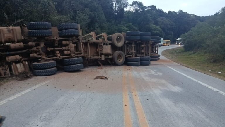 caminhão tomba e bloqueia na BR-282