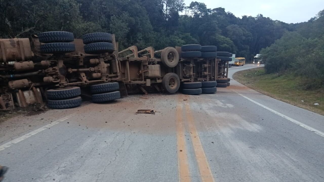 br 282 interditada caminhão tomba e bloqueia na BR-282