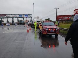 Caminhão com produto perigoso sai da pista na BR-101 em Laguna