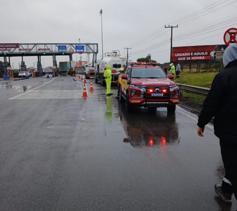 Caminhão com produto perigoso sai da pista na BR-101 em Laguna