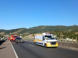 colisão entre ônibus e caminhonete na BR-101