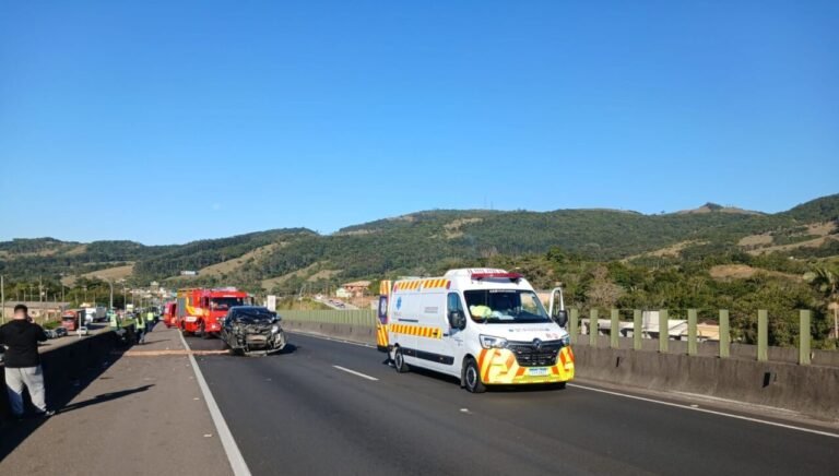 Colisão entre ônibus e caminhonete deixa motorista ferido na BR-101 em Pescaria Brava