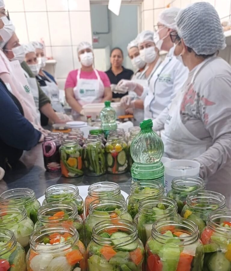 Curso de conservas, doces e temperos forma 13 participantes em Gravatal