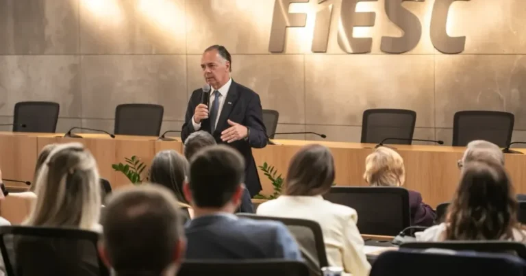 Fiesc defende negociação entre empresas e trabalhadores sobre fim da escala 6×1
