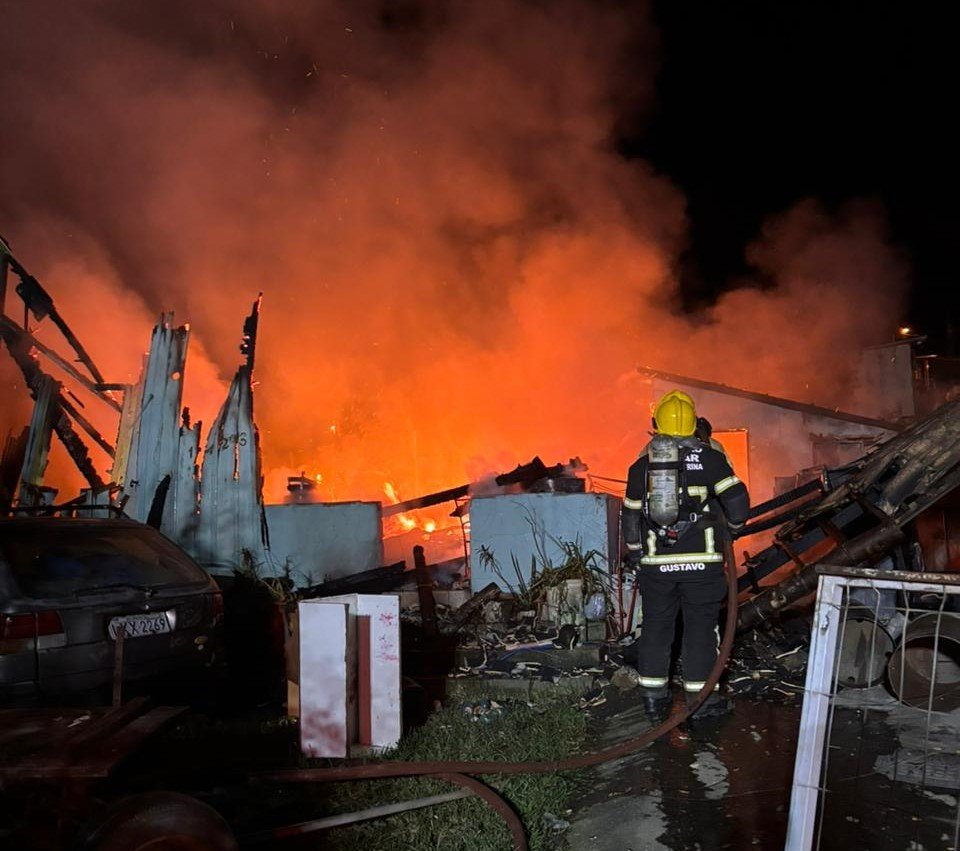 fogo bombeiros domingo incêndio em residência