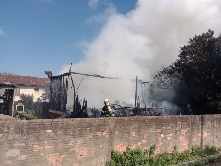 Incêndio destrói residência de madeira no bairro São Clemente, em Tubarão