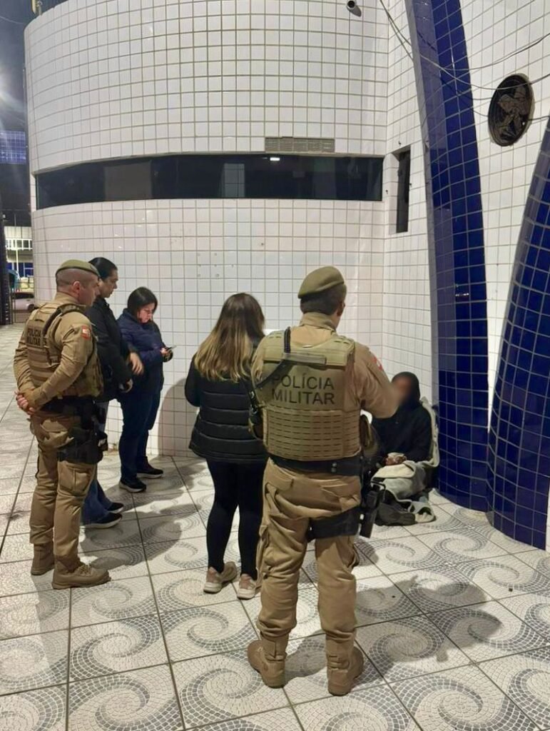 Frio intenso aumenta ações de abordagem a pessoa em situação de rua Força-tarefa reforça acolhimento a pessoas em situação de rua