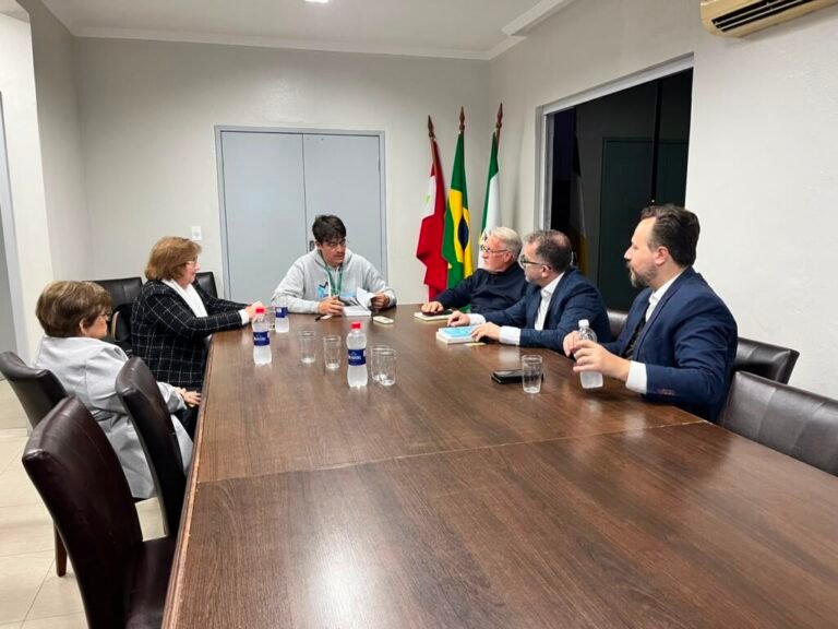 IHGSul apresenta projetos de preservação histórica durante visita institucional em Laguna