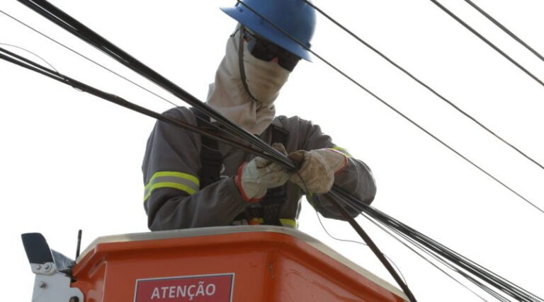 Mutirão retira cerca de 20 mil metros de fios obsoletos na Rua Princesa Isabel