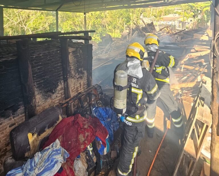 Incêndio atinge fábrica de cerâmica em Tubarão e causa danos na estrutura