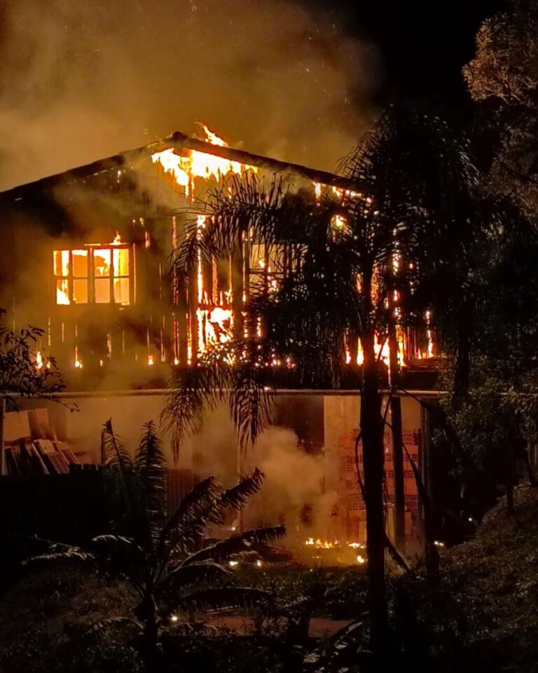 Incêndio destrói residência de madeira no bairro Capão, em Garopaba
