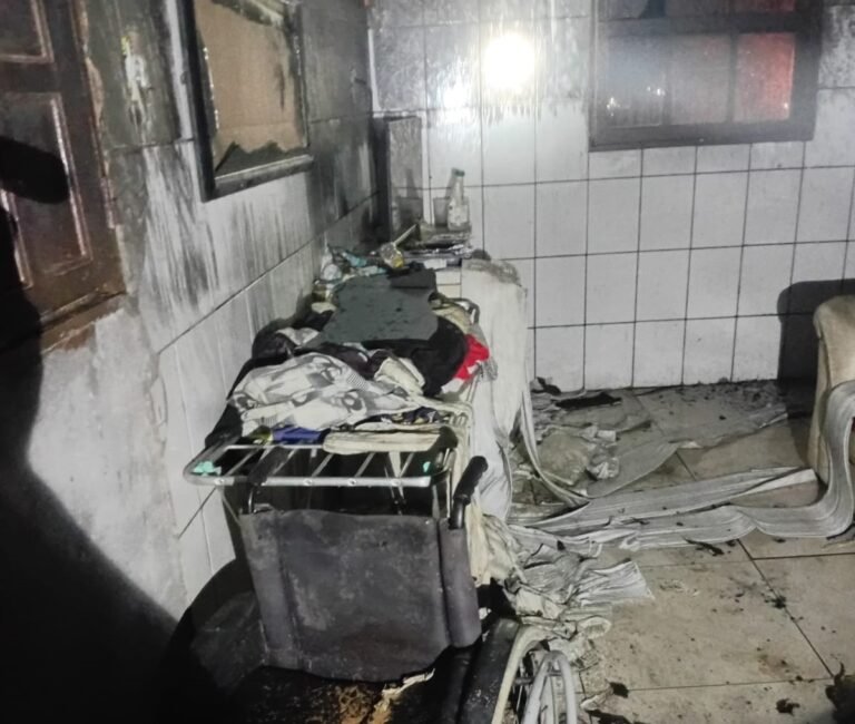Incêndio atinge residência no bairro Vila Nova Alvorada, em Imbituba