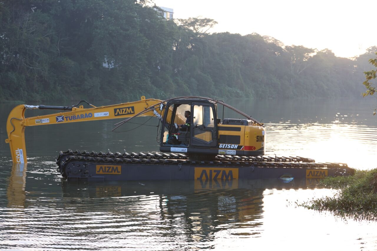 máquina vai apoiar limpeza de valas e riachos