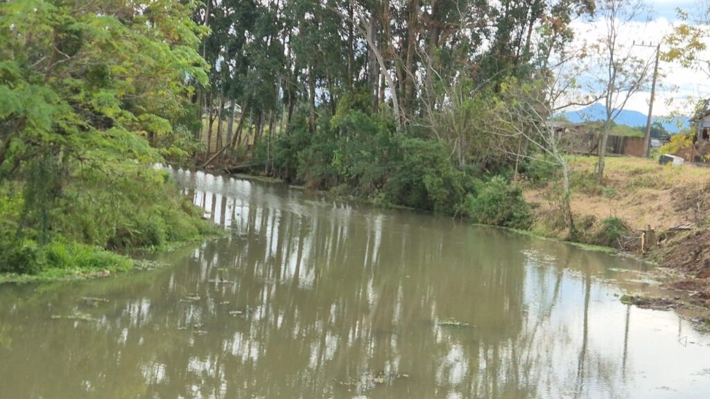 Máquina dá suporte a limpeza no Rio da Madre