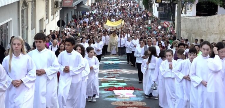 Corpus Christi reúne milhares de fiéis e mantém tradição dos tapetes em Tubarão