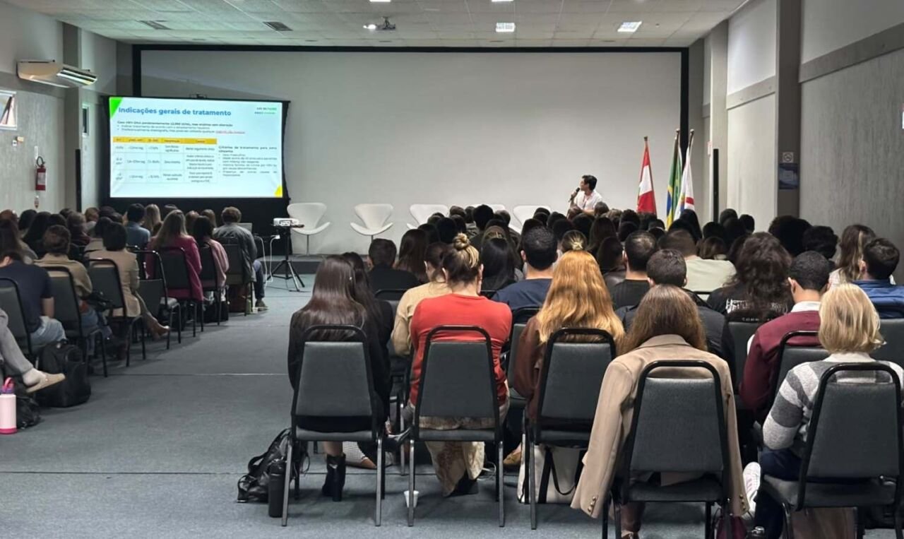 SC capacita profissionais para combater hepatites virais