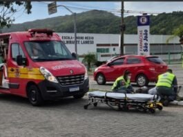 Motociclista fica ferido após colisisão lateral com carro no Centro de Laguna Motociclista fica ferido após colisão com carro em Laguna