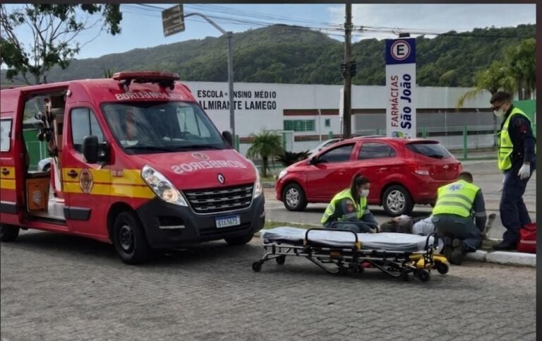 Motociclista fica ferido após colisisão lateral com carro no Centro de Laguna