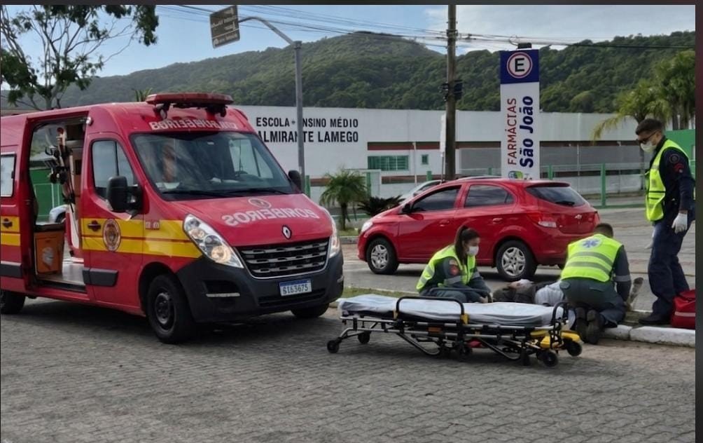 acidente com motociclista em Laguna Motociclista fica ferido após colisão com carro em Laguna