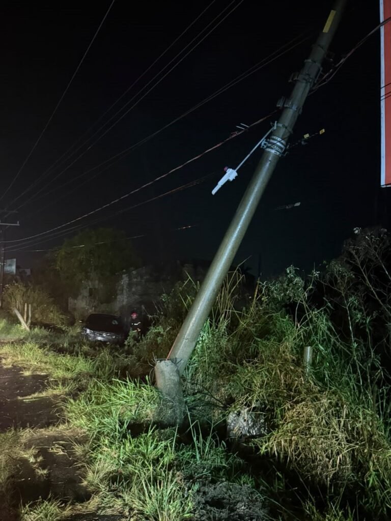 Motorista bate em poste e provoca apagão em Capivari de Baixo