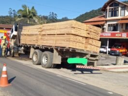 Motorista evita perda total ao levar caminhão em chamas até quartel dos bombeiros em Armazém Motorista leva caminhão em chamas ao quartel dos bombeiros em Armazém.