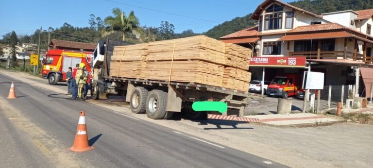 Motorista leva caminhão em chamas ao quartel dos bombeiros em Armazém.