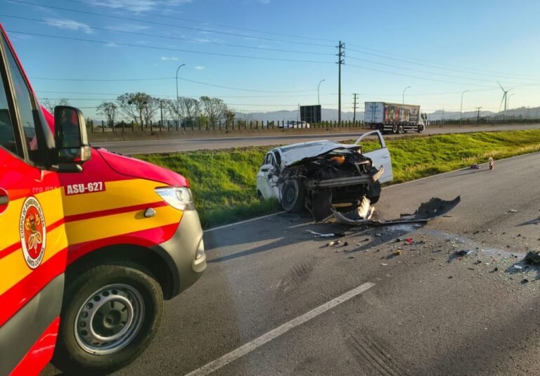 Acidente na BR-101 deixa motorista ferido após colisão com caminhão em Tubarão