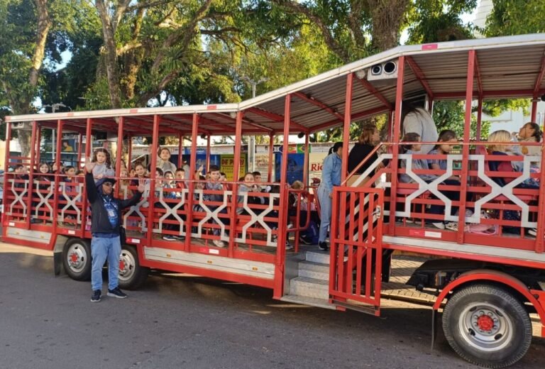 Passeios gratuitos de trenzinho movimentam Laguna neste sábado