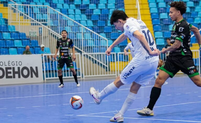 Pouso Redondo vence Tubarão de virada e divide liderança da Série Ouro
