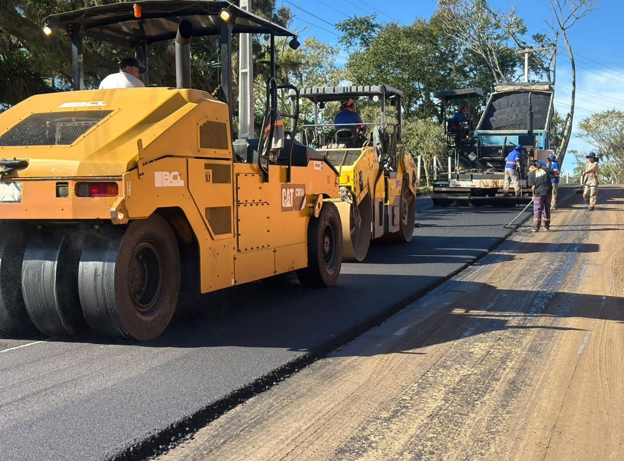 Gravatal inicia aplicação de asfalto na Estrada Várzea das Canoas asfaltamento Várzea das Canoas