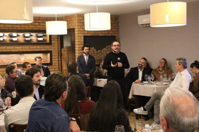 HNSC apresenta cirurgia robótica a médicos e reforça inovação na assistência à saúde