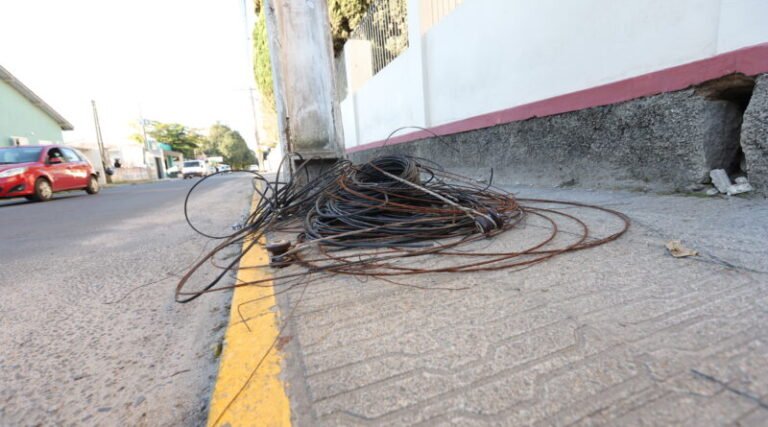 Mutirão retira 14,5 quilômetros de fios obsoletos na Rua Lauro Müller, em Tubarão