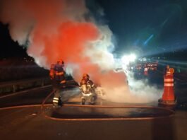 Incêndio destrói carro e provoca congestionamento na BR-101, em Tubarão incêndio em veículo na BR-101