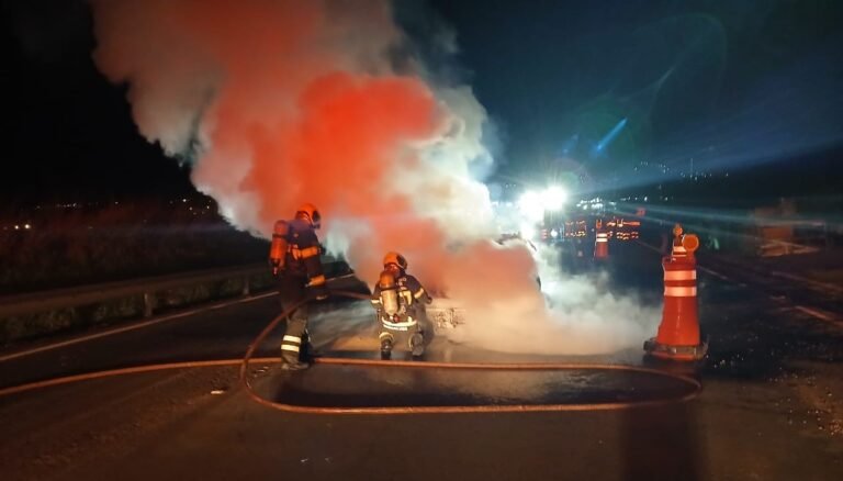 Incêndio destrói carro e provoca congestionamento na BR-101, em Tubarão