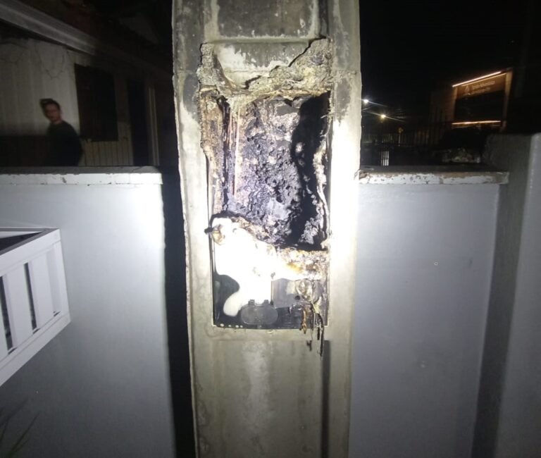 Incêndio atinge relógio de energia em empresa no bairro Santo Antônio de Pádua