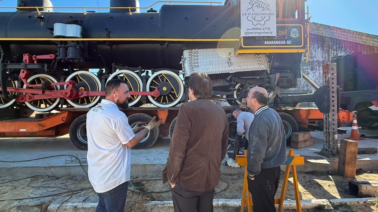 Locomotiva histórica é instalada em novo espaço cultural de Araranguá Locomotiva histórica