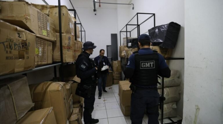 Operação apreende mais de mil produtos falsificados no Centro de Tubarão