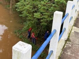 Homem de 64 anos é resgatado às margens de rio em Capivari de Baixo Bombeiros resgatam idoso da mergem do rio