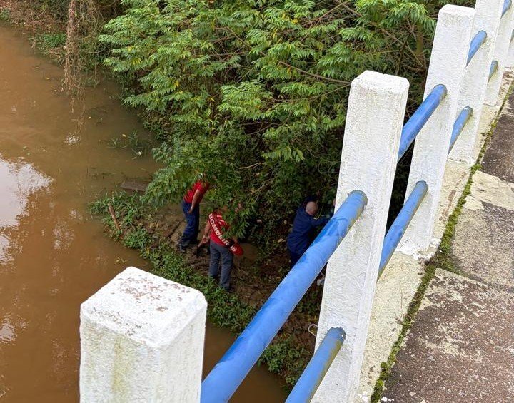 Homem de 64 anos é resgatado às margens de rio em Capivari de Baixo