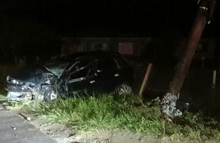 Carro bate em poste de alta tensão na SC-434 e mulher fica ferida em Garopaba