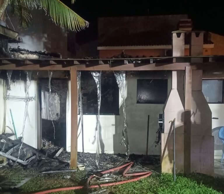 Incêndio em pousada termina com homem morto no Centro de Garopaba