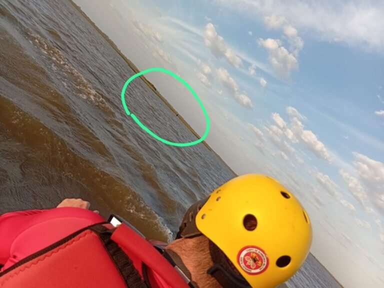 homem à deriva em Laguna