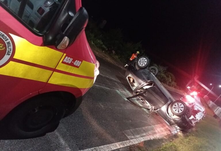 Carro capota após motorista perder controle em curva na Praia do Gi, em Laguna