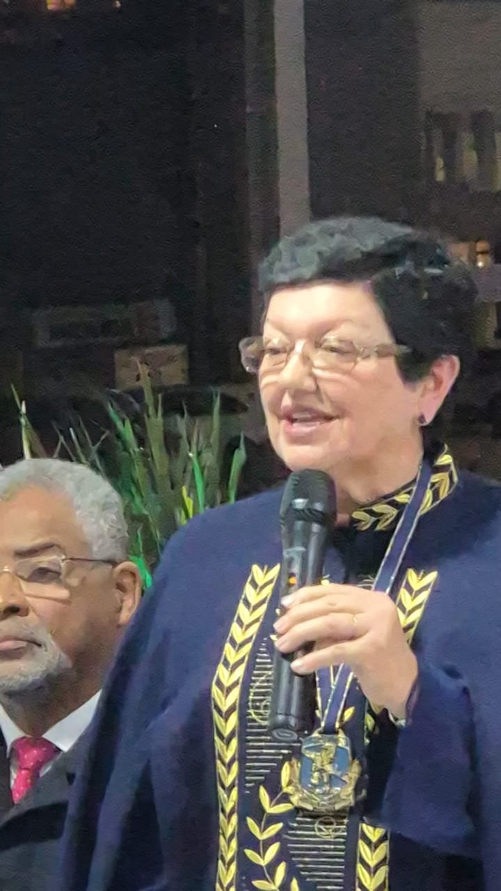 Professora entrega presidência da Acatul