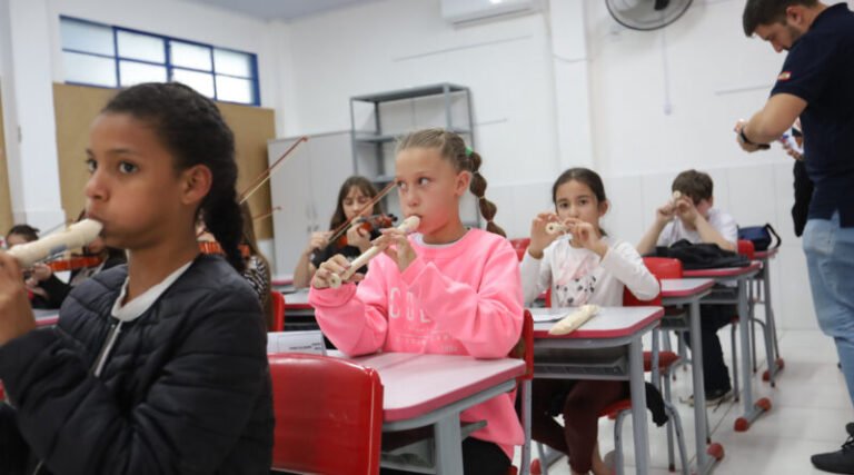 Tubarão leva aulas de música a até 600 estudantes da rede municipal