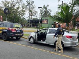 PRF prende homem com carro furtado horas após crime em Braço do Norte PRF prende homem com carro furtado na BR-101 em Joinville