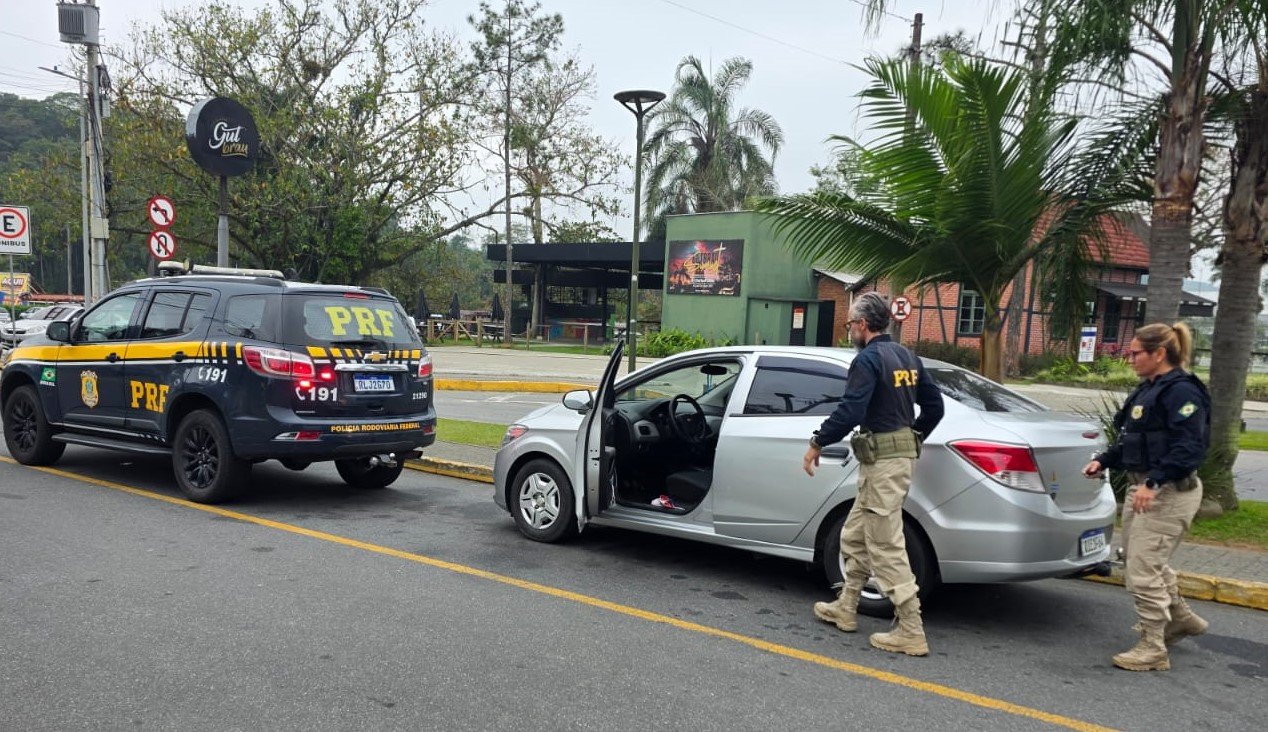 PRF prende homem com carro furtado na BR-101 em Joinville PRF prende homem com carro furtado na BR-101 em Joinville