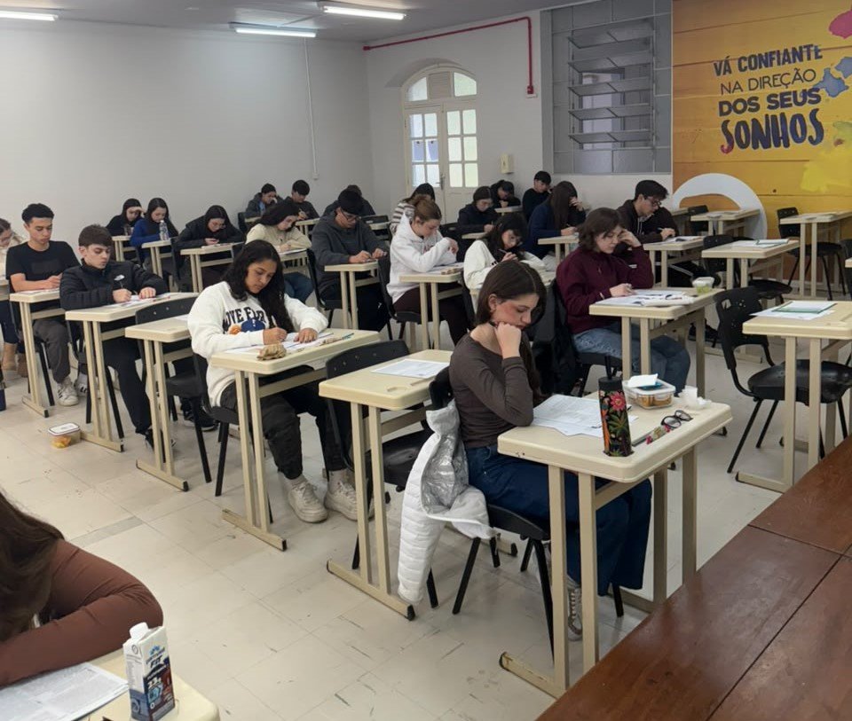 Dehon reúne 150 alunos em simulado completo do Enem