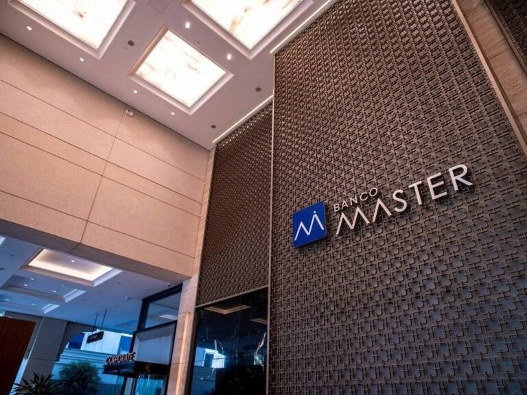 Fraude no Banco Master envolveu linha de montagem de documentos falsos, diz PF