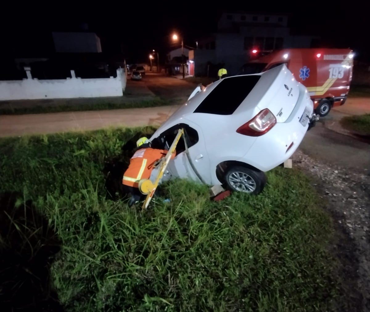 bombeiros acidente laguna Carro sai da pista e cai em vala na SC-436 em Laguna